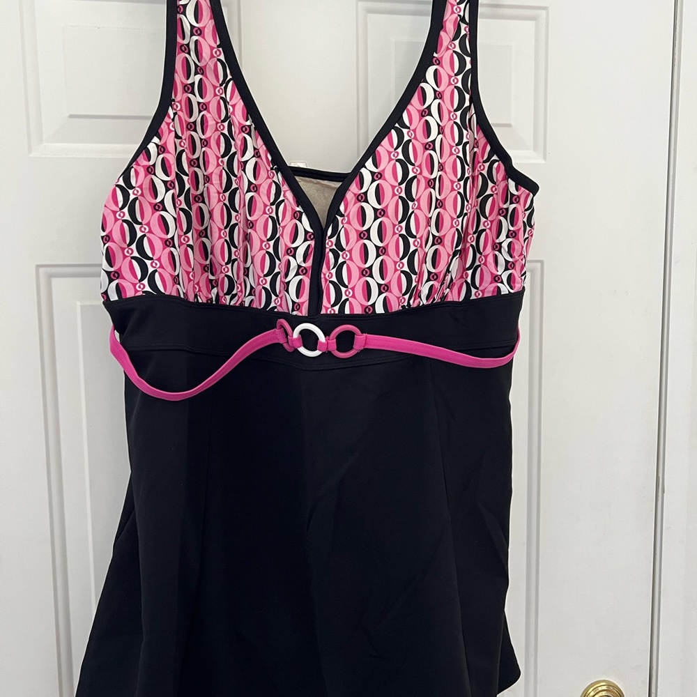 Women’s Plus bathing suit. Size 28w. Built in bra.
